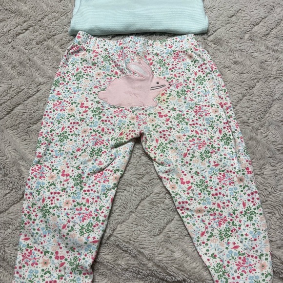 Carters 18 month long sleeve onesies. 1 with matching bottoms. - Picture 6 of 7